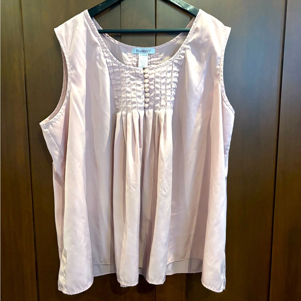 Adorable pink light top with button detail